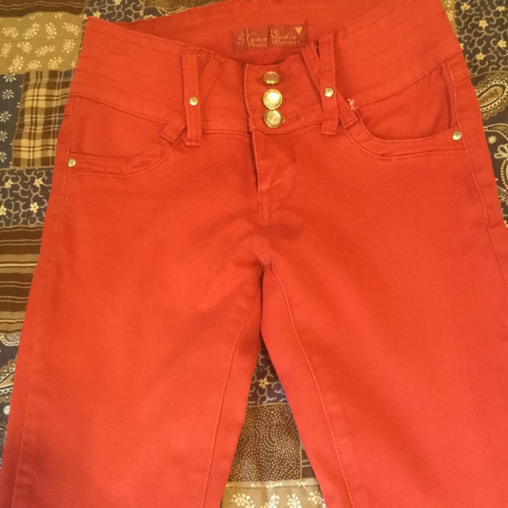 never been worn. The Color is more orange red.